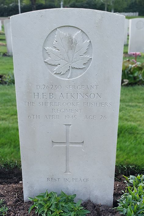 Atkinson, Hubert Fenton Booth: Grafsteen – Headstone - Canadian War Cemetery Holten (foto: Harm Kuijper)